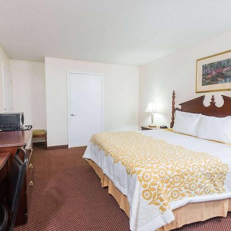 Days Inn By Wyndham Amherst Екстериор снимка