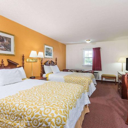 Days Inn By Wyndham Amherst Екстериор снимка