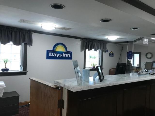Days Inn By Wyndham Amherst Екстериор снимка