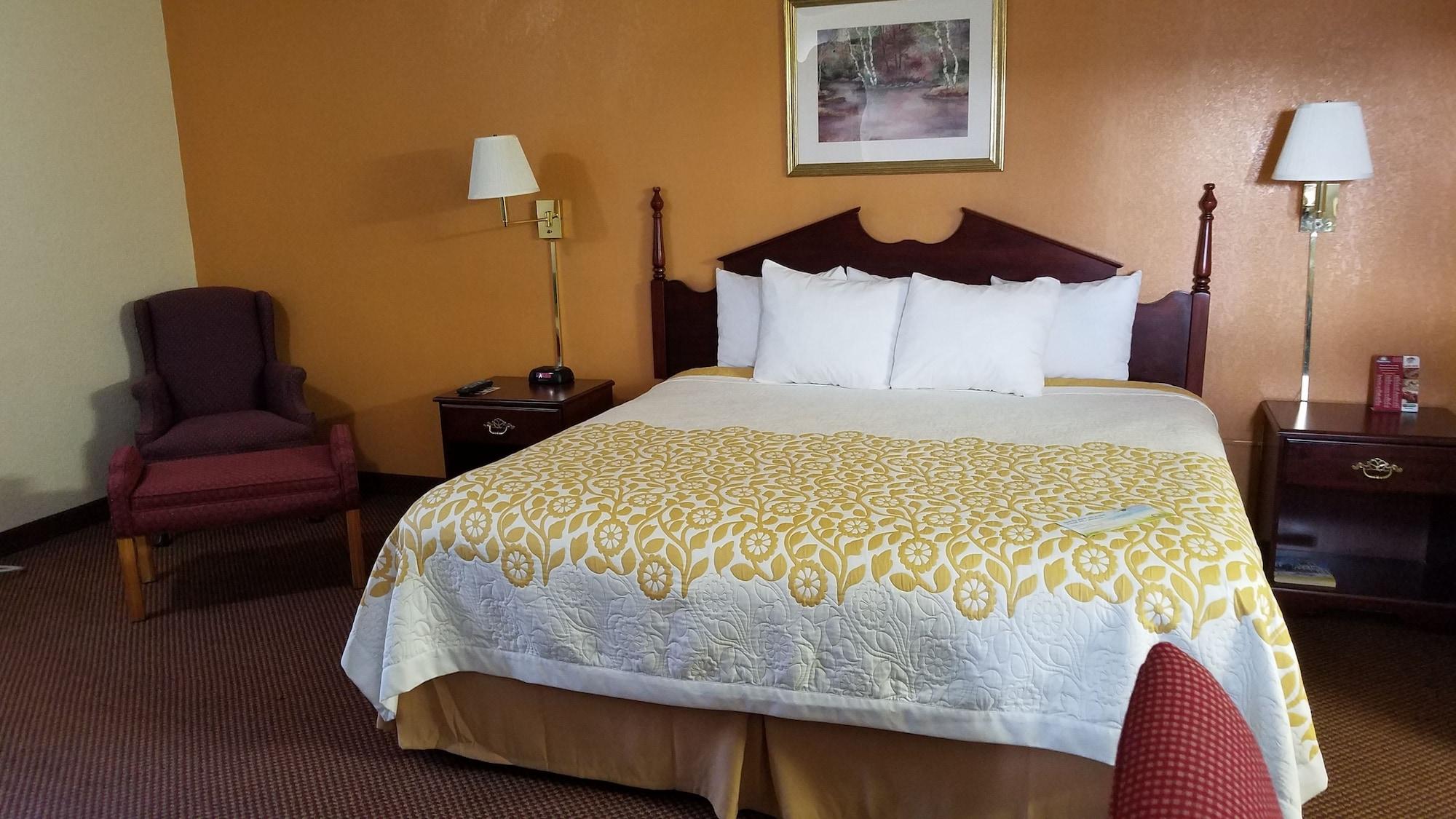 Days Inn By Wyndham Amherst Екстериор снимка