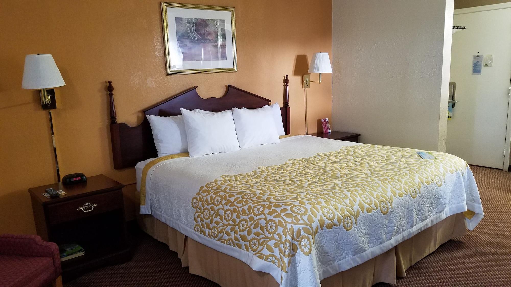 Days Inn By Wyndham Amherst Екстериор снимка