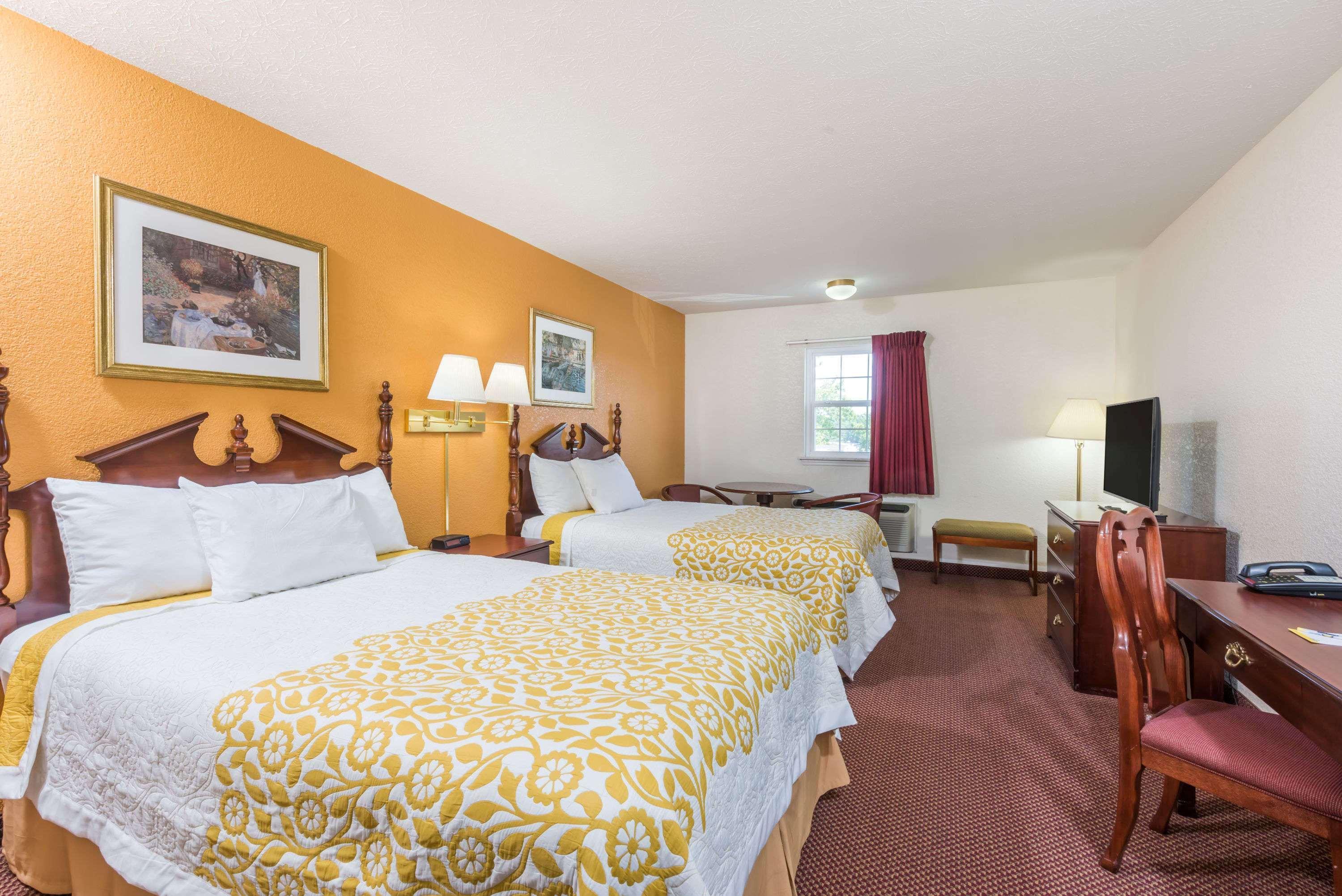 Days Inn By Wyndham Amherst Екстериор снимка