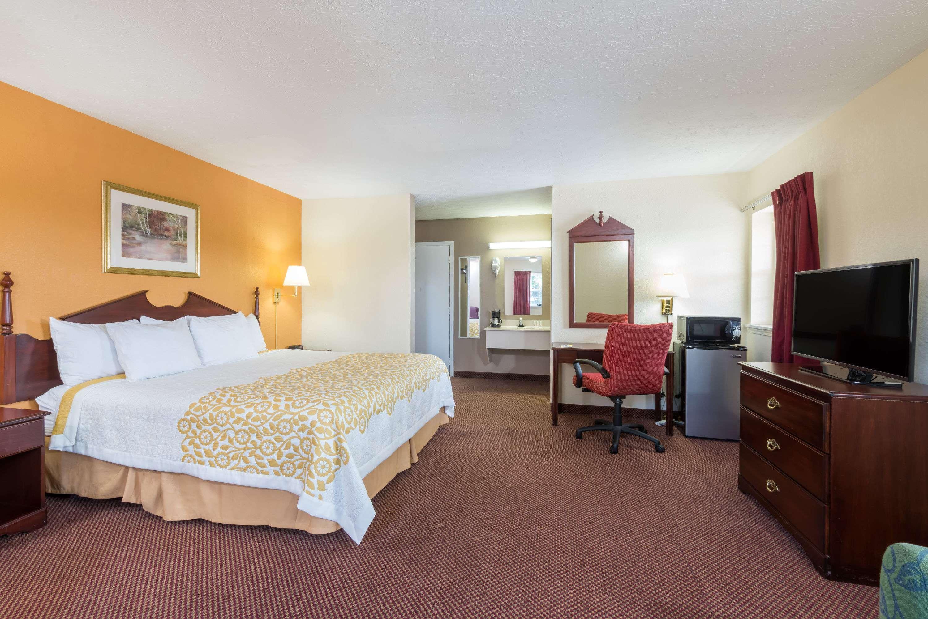 Days Inn By Wyndham Amherst Екстериор снимка