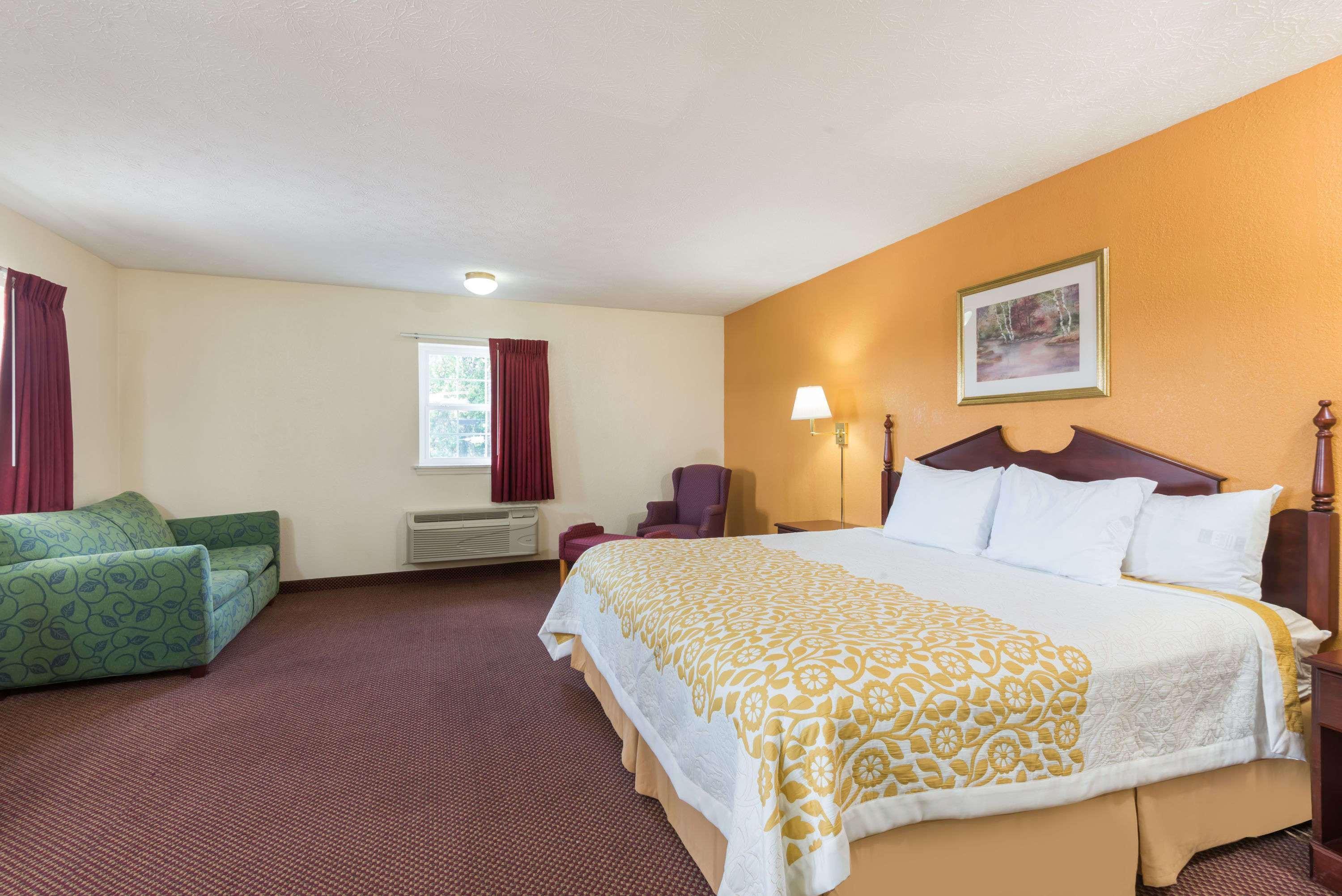 Days Inn By Wyndham Amherst Екстериор снимка