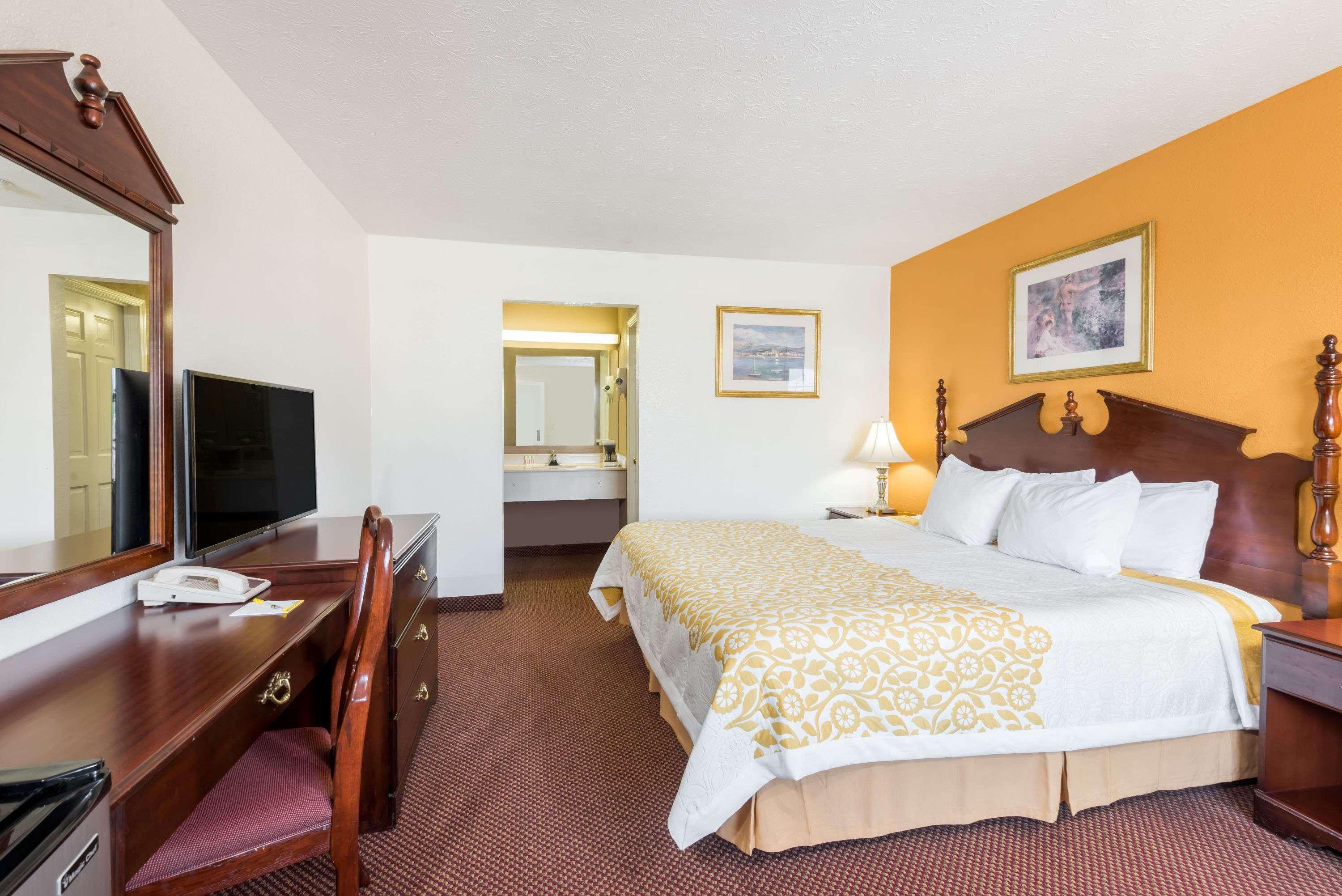 Days Inn By Wyndham Amherst Екстериор снимка