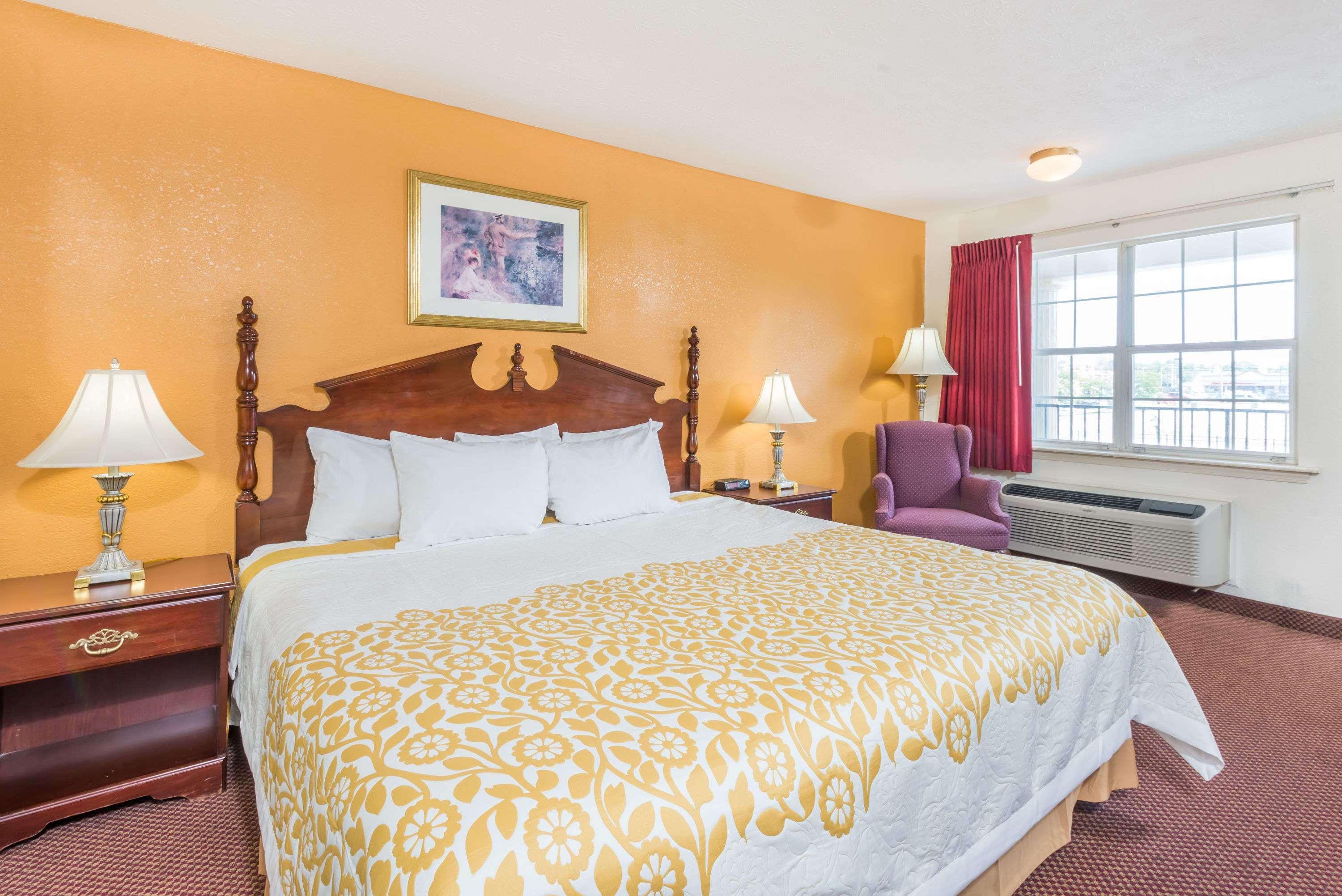 Days Inn By Wyndham Amherst Екстериор снимка