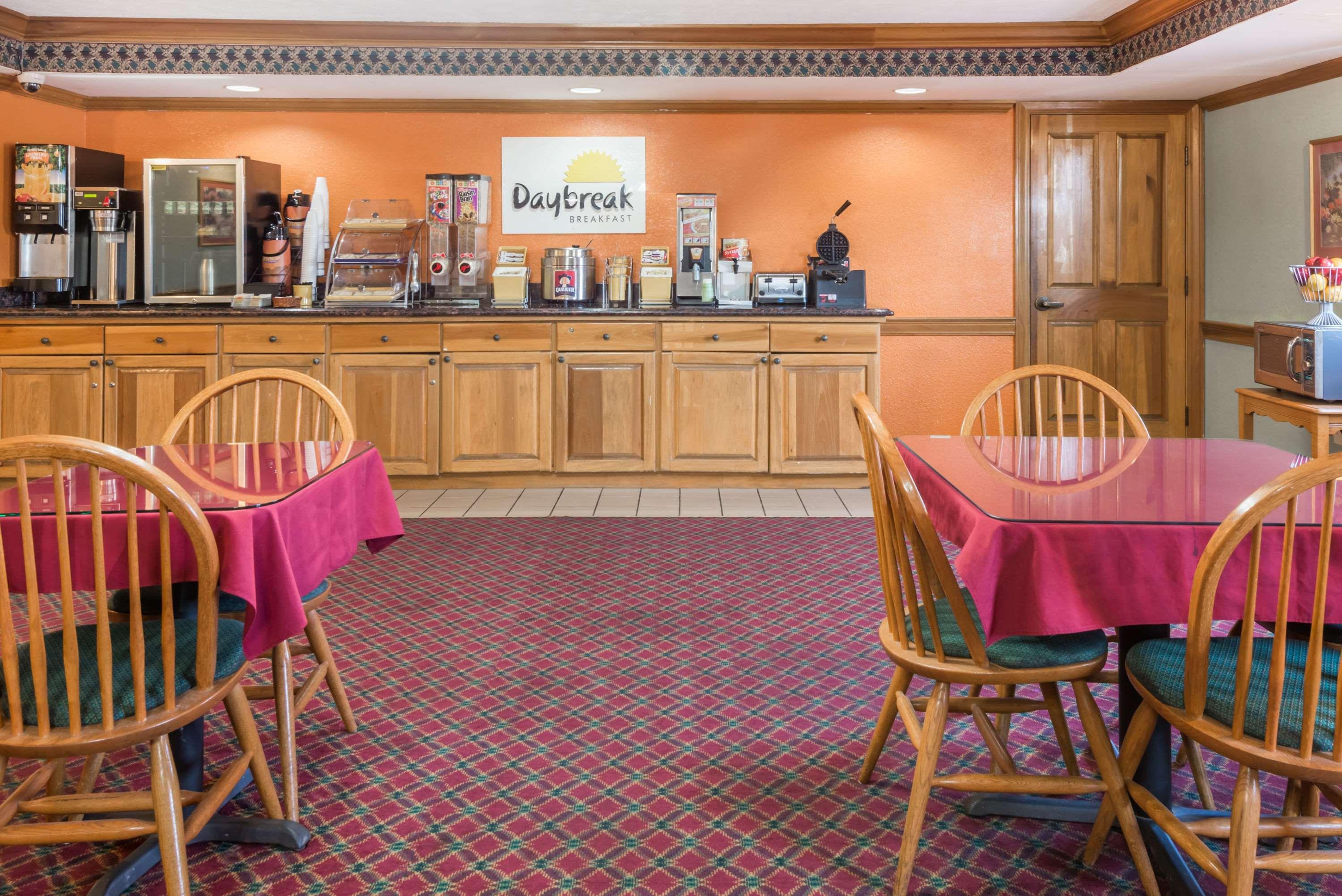 Days Inn By Wyndham Amherst Екстериор снимка