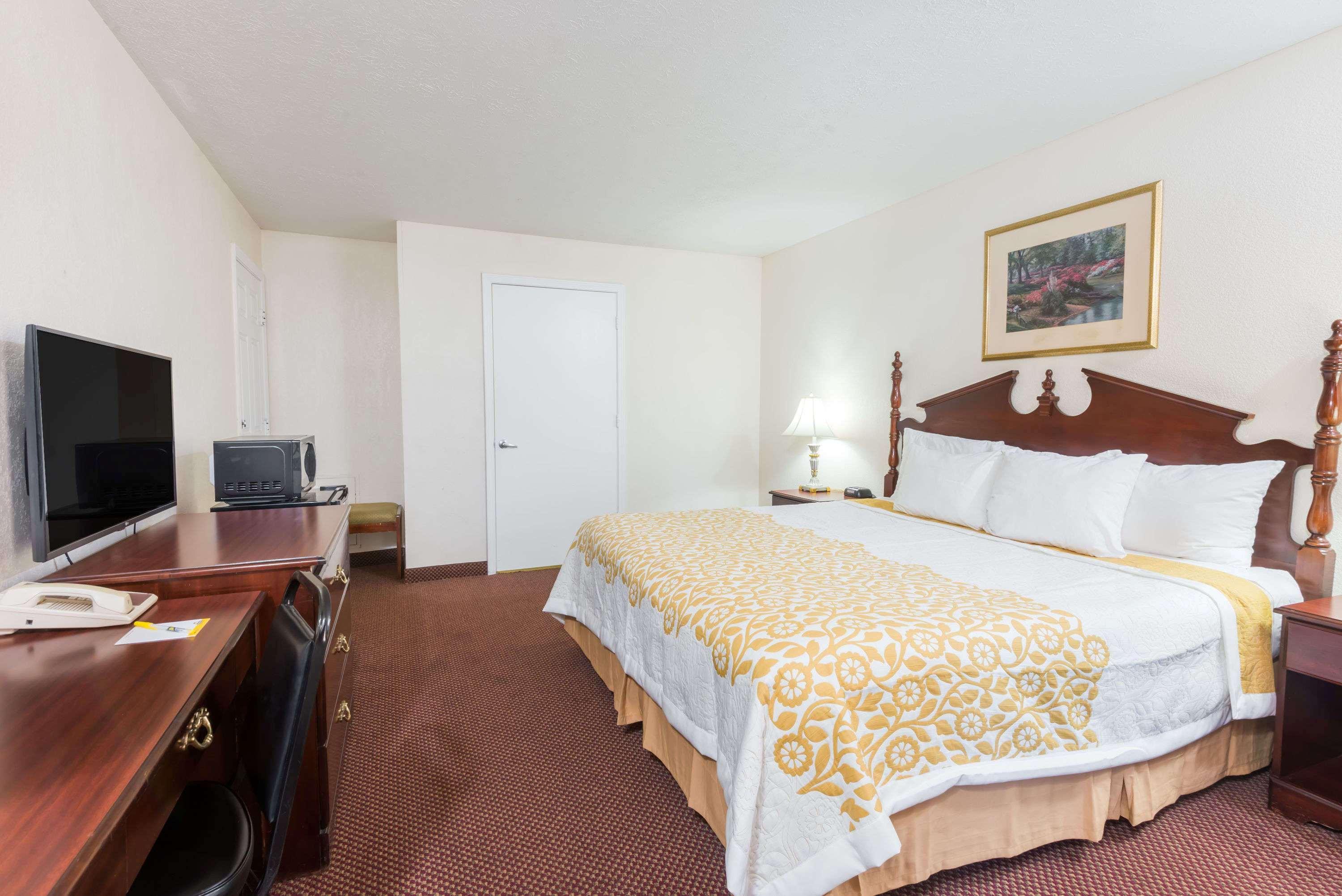 Days Inn By Wyndham Amherst Екстериор снимка