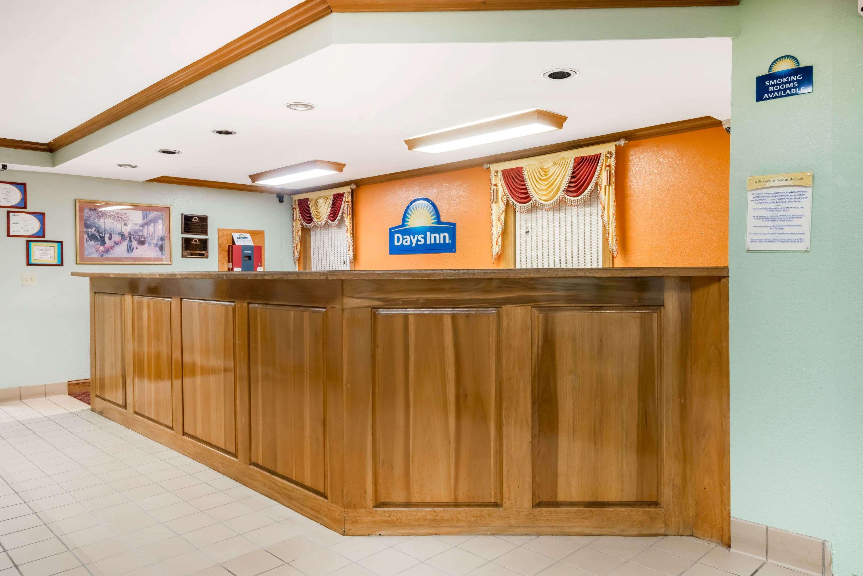 Days Inn By Wyndham Amherst Екстериор снимка