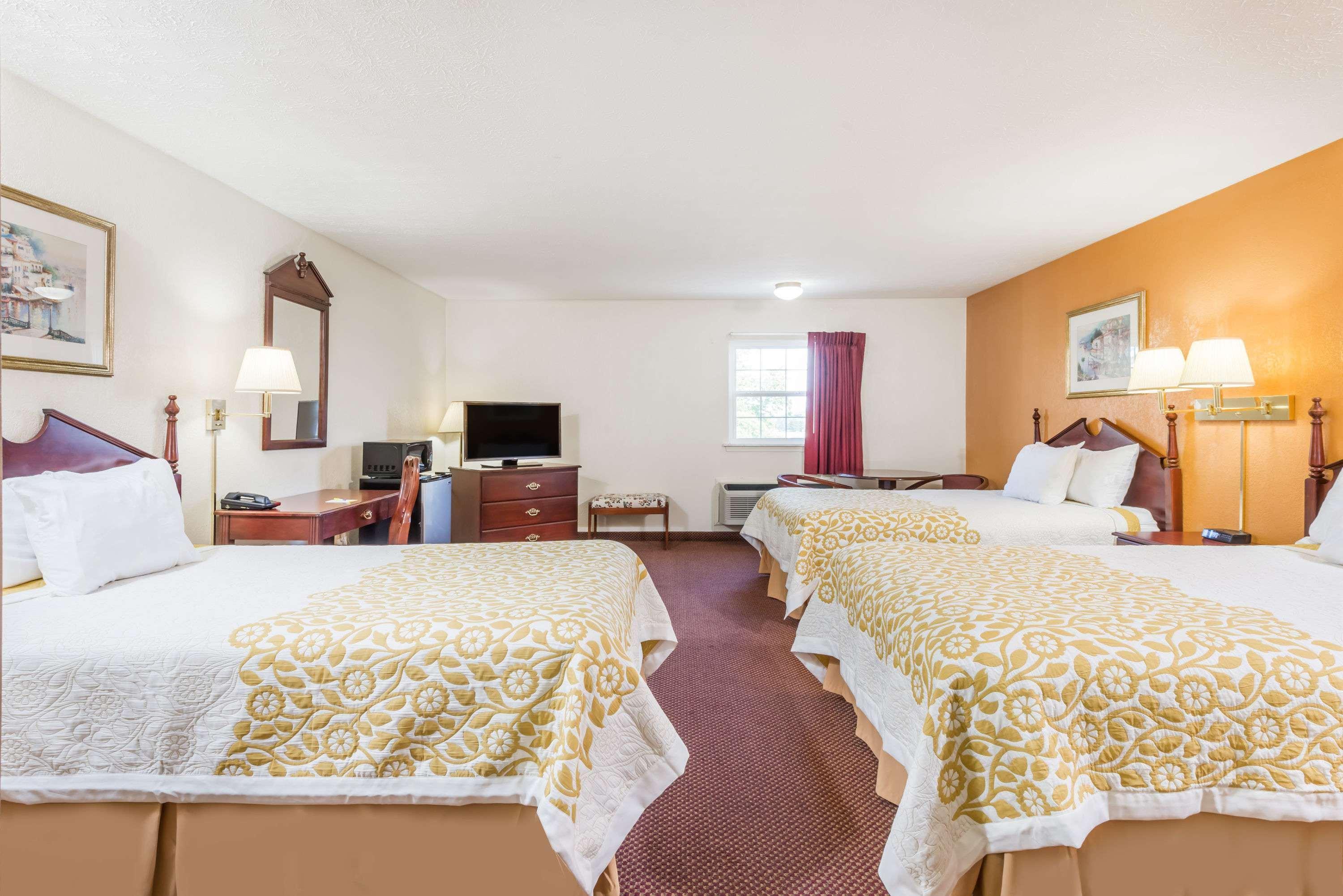 Days Inn By Wyndham Amherst Екстериор снимка