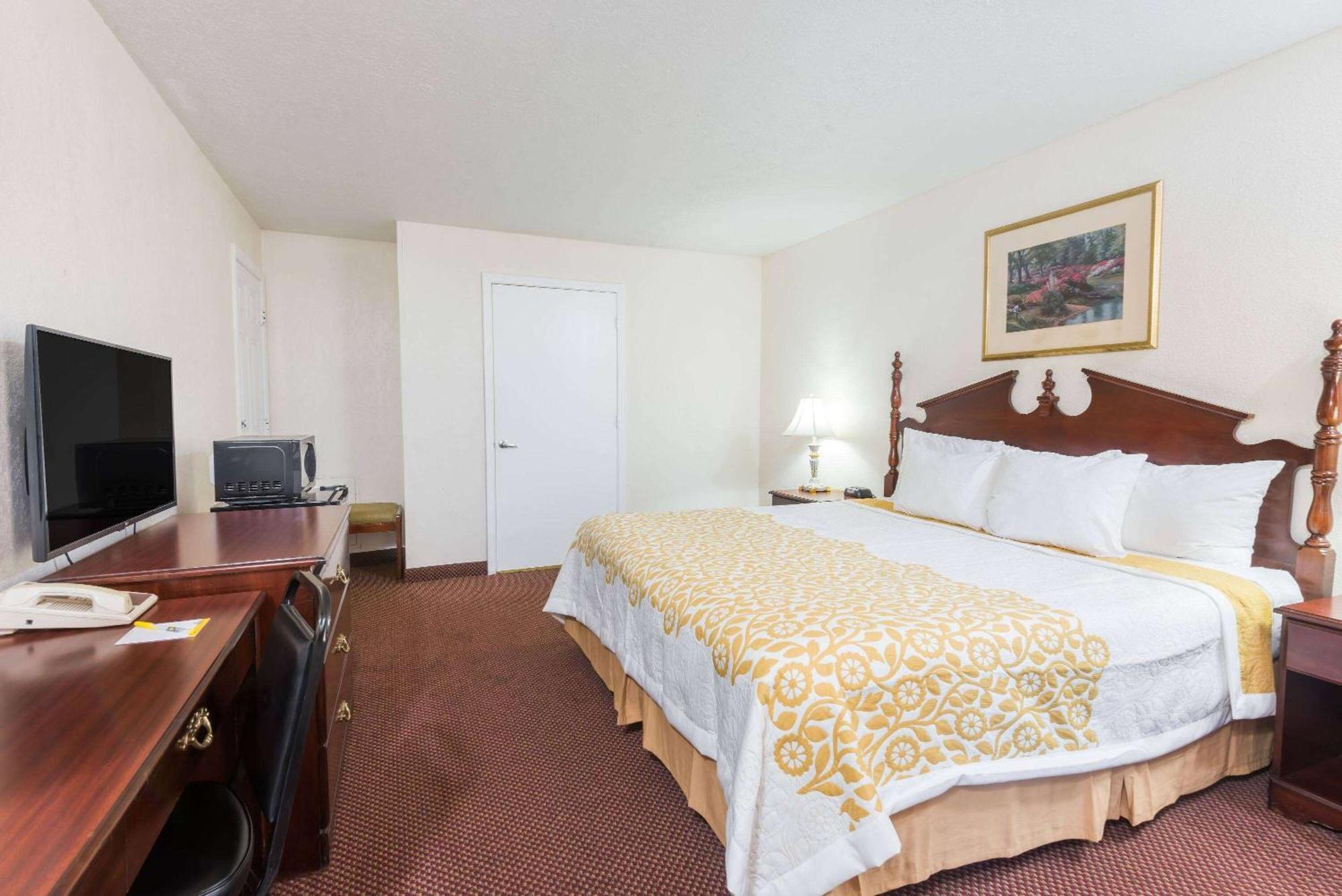 Days Inn By Wyndham Amherst Екстериор снимка