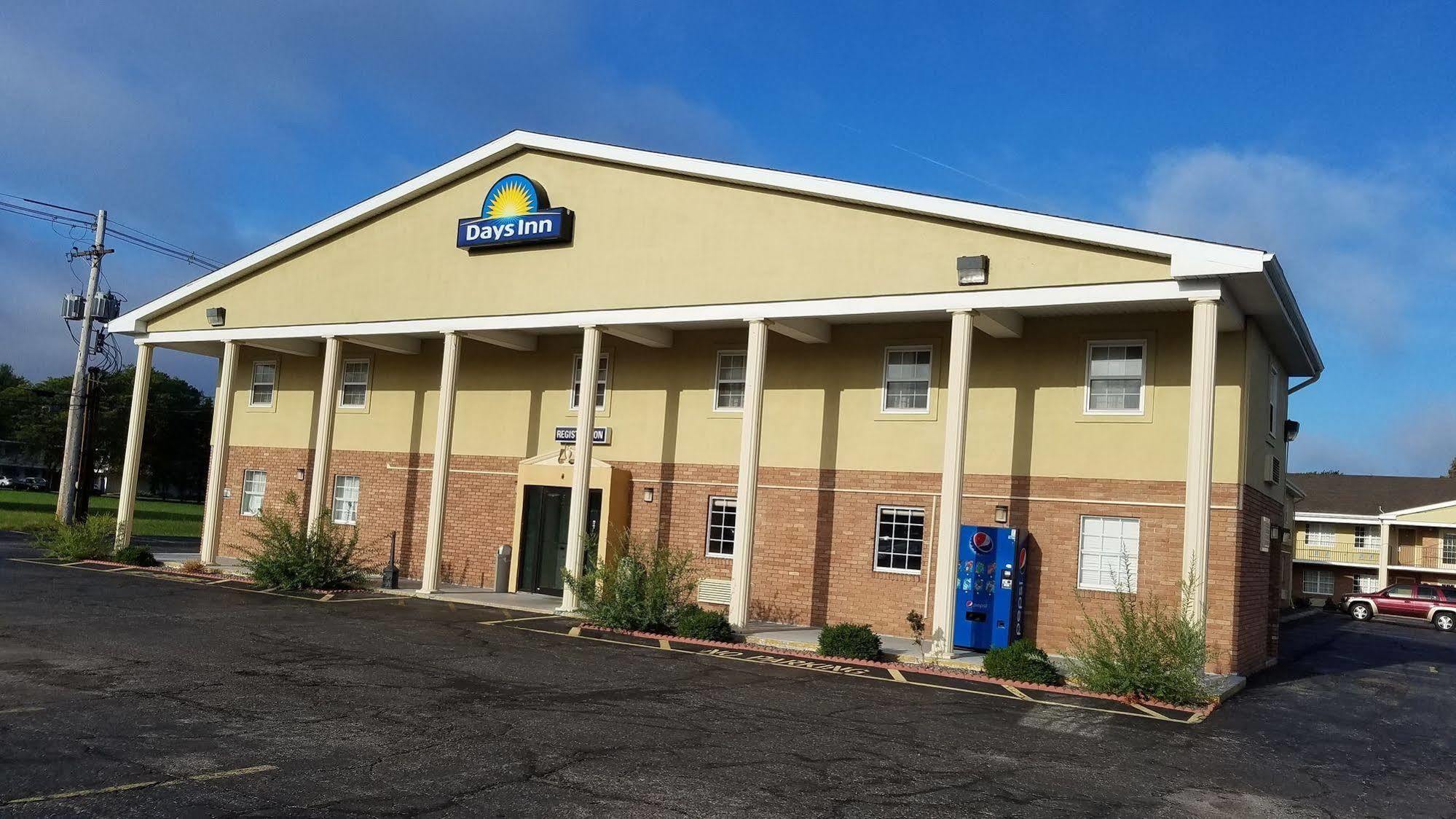 Days Inn By Wyndham Amherst Екстериор снимка