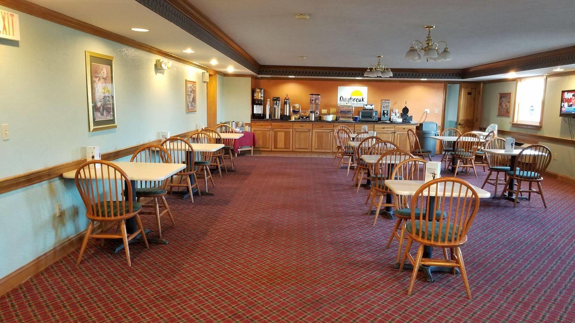 Days Inn By Wyndham Amherst Екстериор снимка